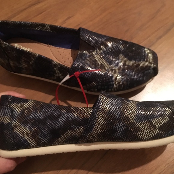 NWT TOMS Women’s Classic Slip-On Shoes Metallic Snake Print - Size 6 - Picture 6 of 6